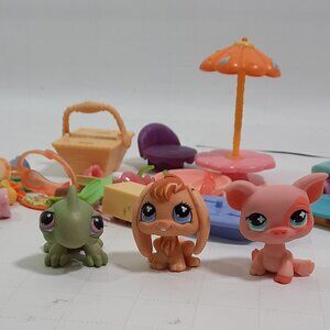 Littlest Pet Shop  Accessories Outdoor Activites Lot with 3 Pets